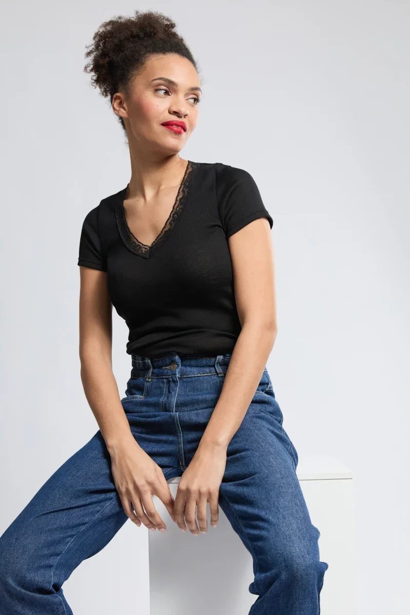 Detailed Lace collar T-shirt – wool and silk Breathable