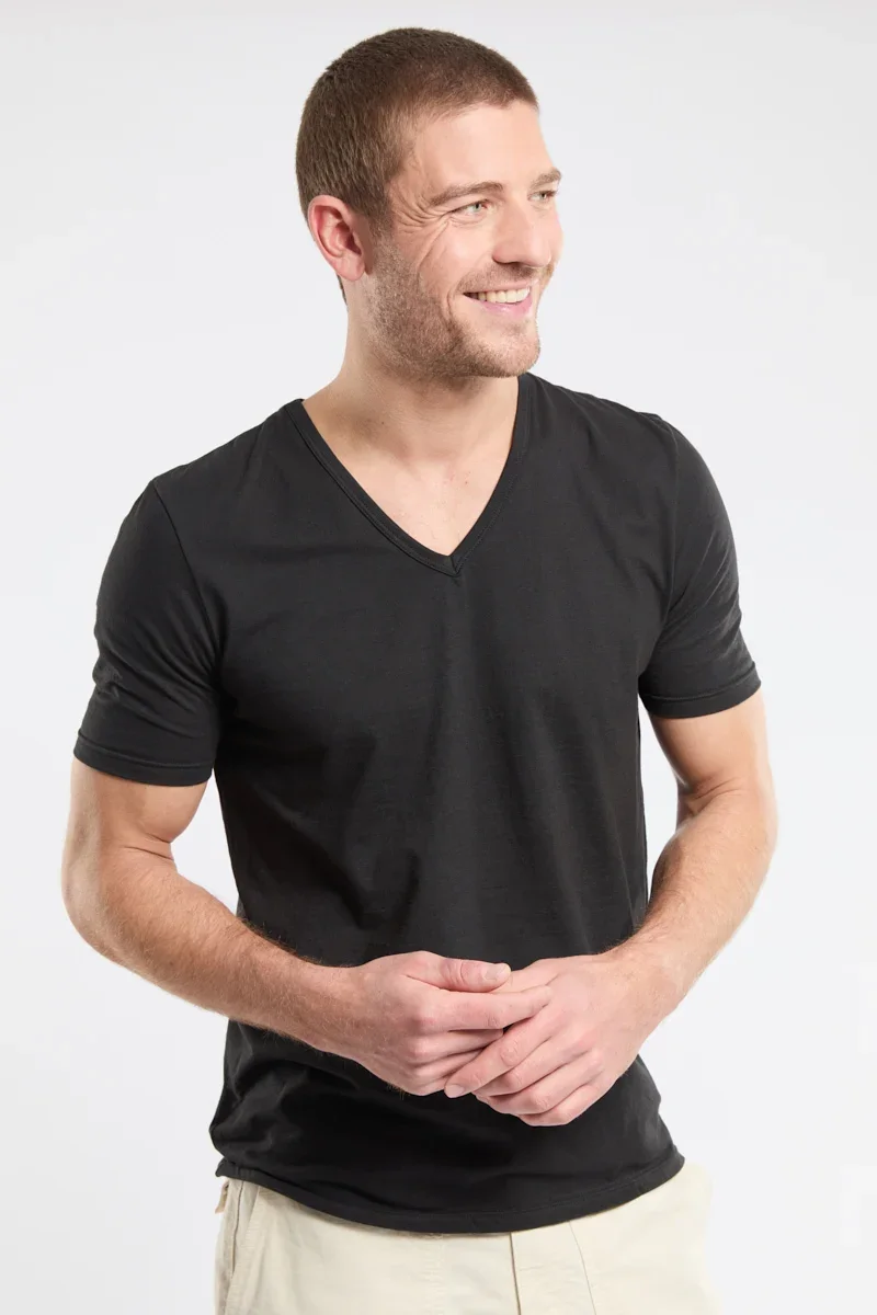 Classic Plain V-neck T-shirt – light organic cotton Elegant