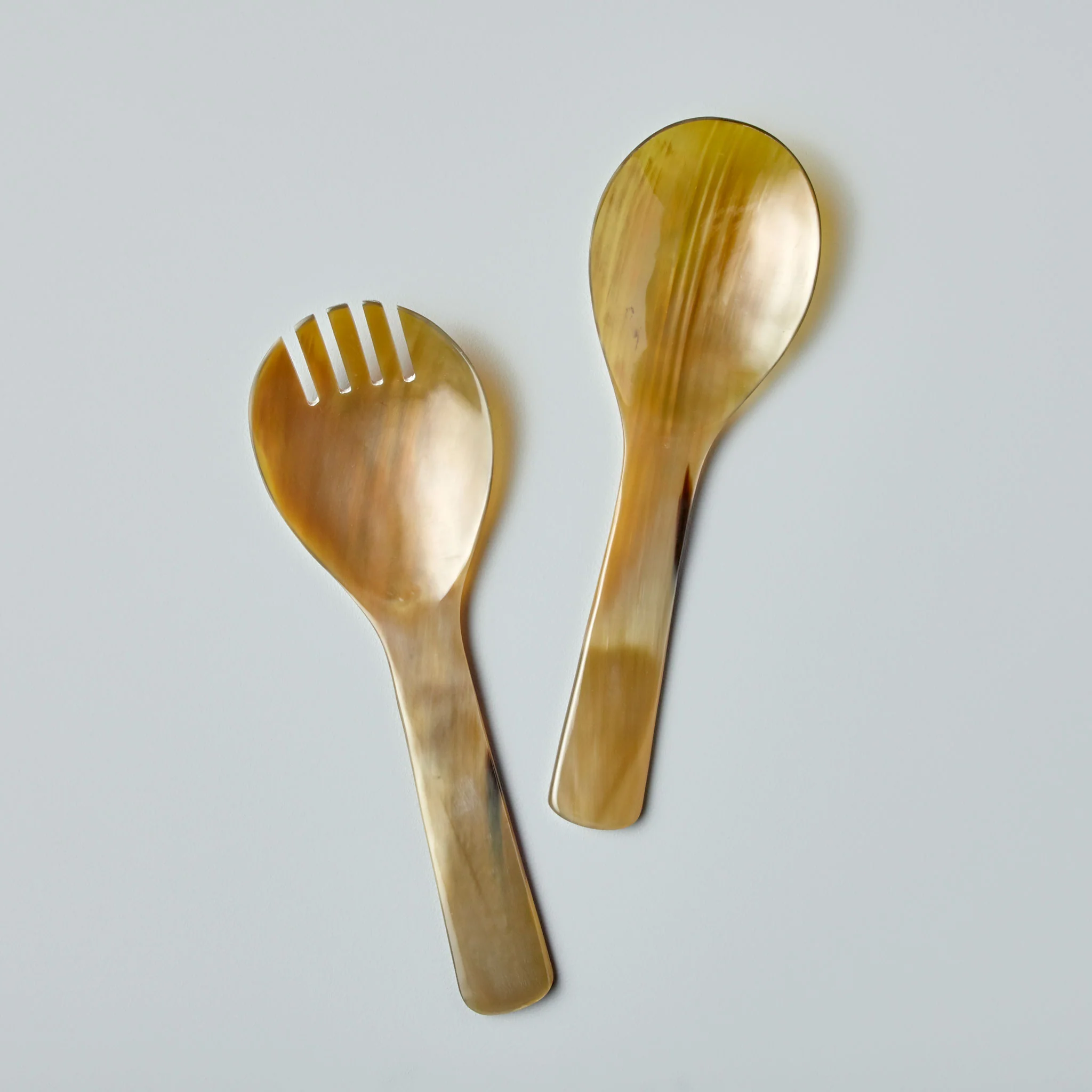 Casual Light Horn Serving Set Secure