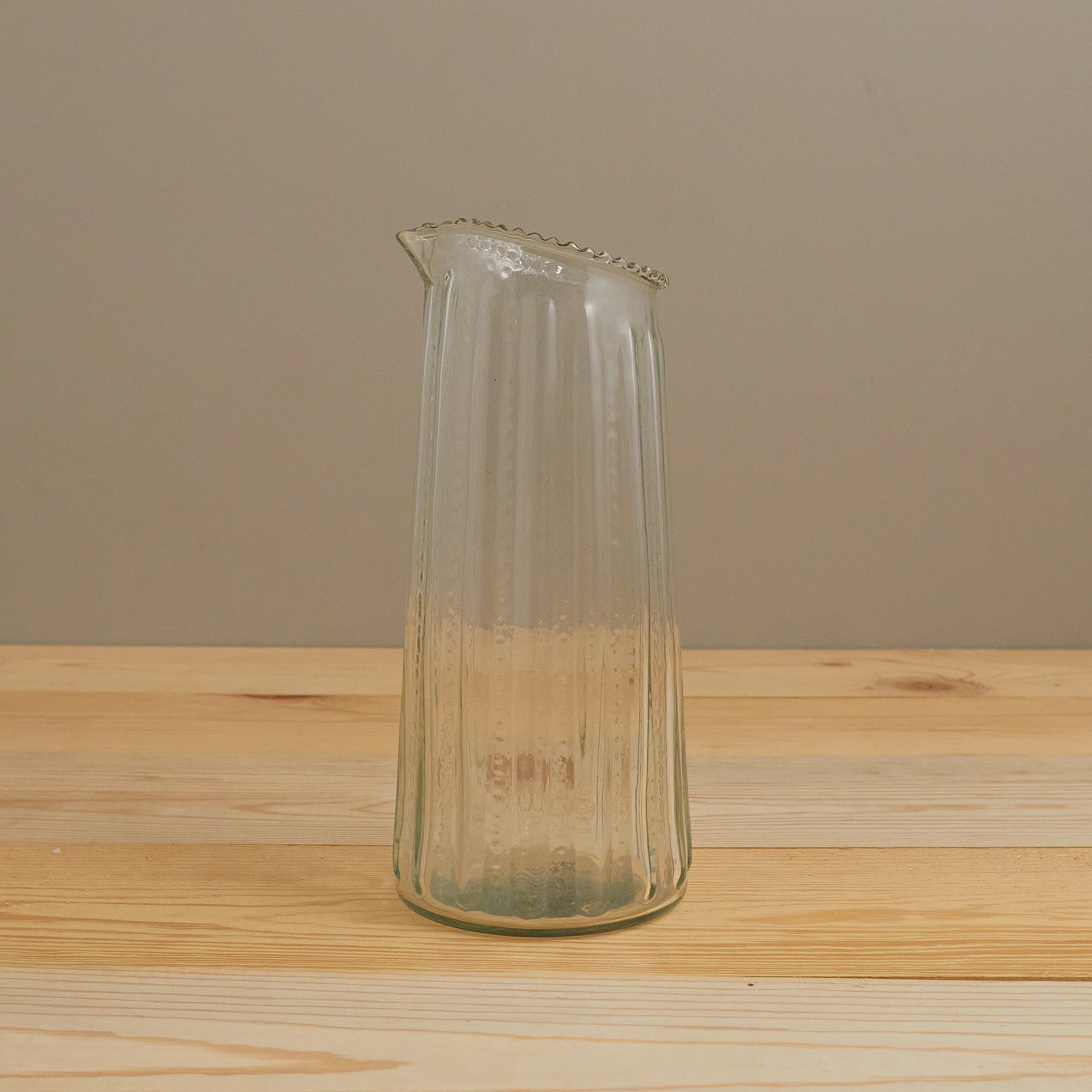 Convenient Ruffle Glass Lines Carafe Flexible