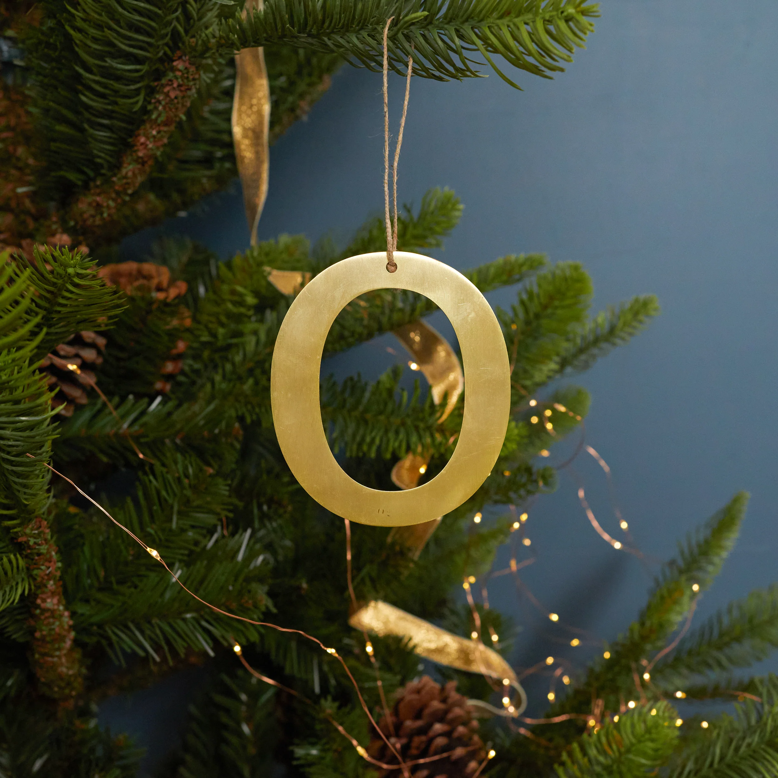 Relaxed Gold Letter Ornament O Fashionable