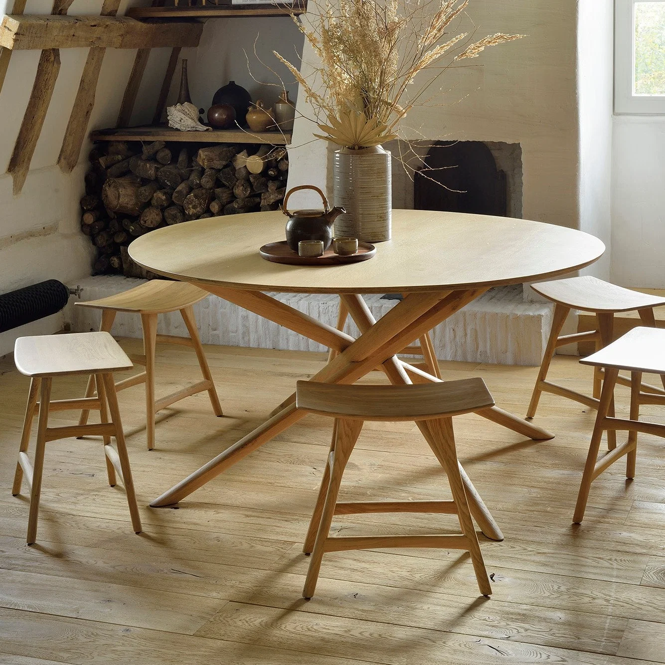 Dependable Mikado Solid Oak Round Dining Table Detailed