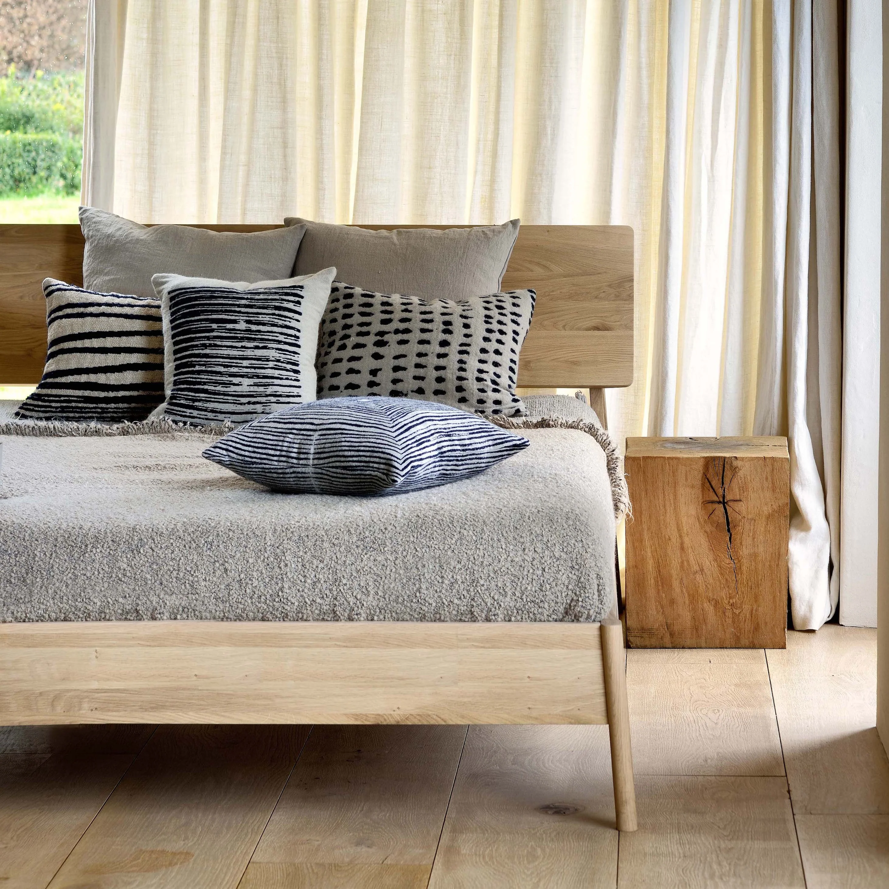Effective Air Solid Oak Bed Queen Detailed