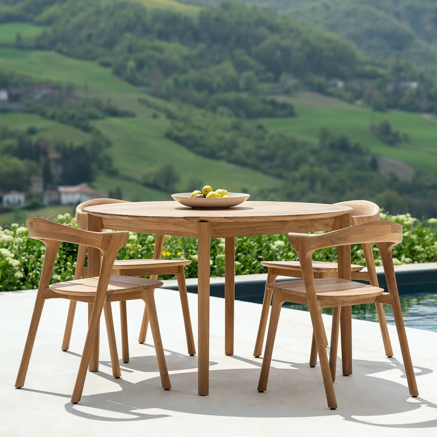 Genuine Bok Outdoor Solid Teak Round Dining Table Flexible