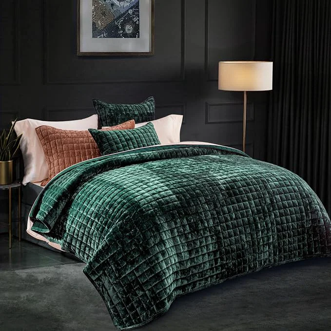Sophisticated RECYCO Luxury Velvet Quilt Set Full Queen Size Bedding Sets Ultra Soft Velvet Comforter Set Lightweight Channel Box Stitch Oversized Bedspread Coverlet for All Season with 2 Shams Emerald Green Versatile