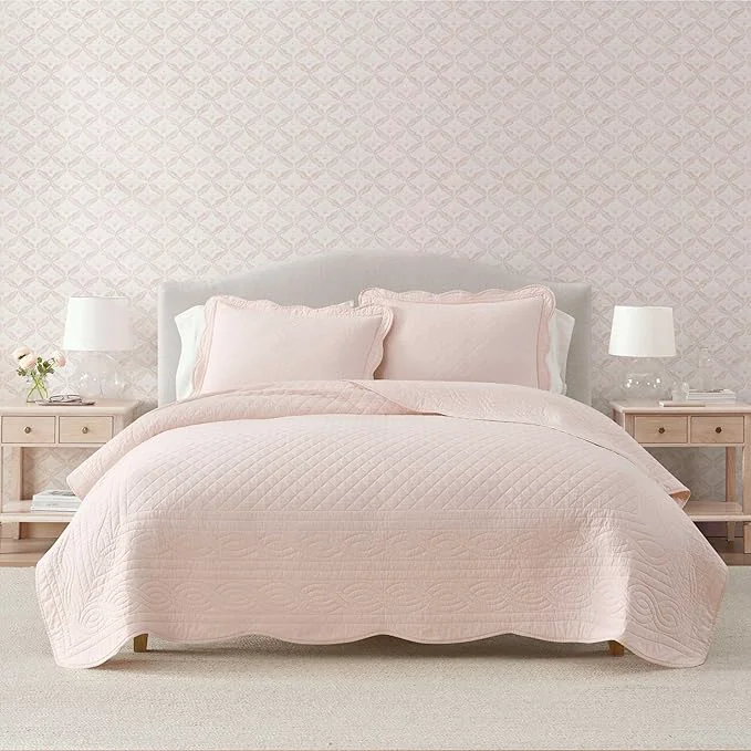 Martha Stewart – Queen Size Quilt Set Soft amp Breathable Cotton Percale Quilted Bedding with Matching Pillowcases Scalloped Edge Bed Set Vintage Scallop Pink Responsible