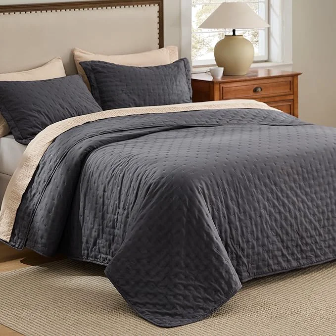 Next-Generation Bedsure Twin Quilt – Ultra Soft Twin XL Quilt Bedding for Dorm Decor Lightweight All-Season Comforter Charcoal Bedspread Coverlet with Clover Pattern 68 x 86 Inches Stitch- Quilting Ultra Soft Lightweight Machine Washable Pet-Friendly Effective
