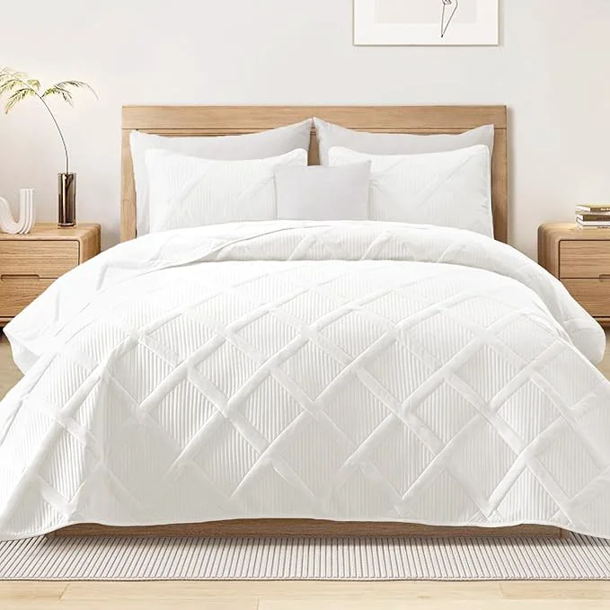 Comfortable Exclusivo Mezcla Oversized King Quilt Set- White Cal King Quilts Bedding Set with 2 Pillow Shams Modern Bedspread with Striped Pattern Soft Lightweight Bedspreads Coverlets for All Seasons Sophisticated