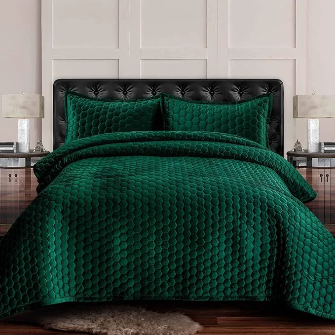 Innovative Tribeca Living Lugano Oversized Velvet Quilt Set – All Season Extra Large 3 Piece Queen Size Comforter Set with 2 Pillow Shams in Emerald Green Honeycomb Pattern 260GSM Unique