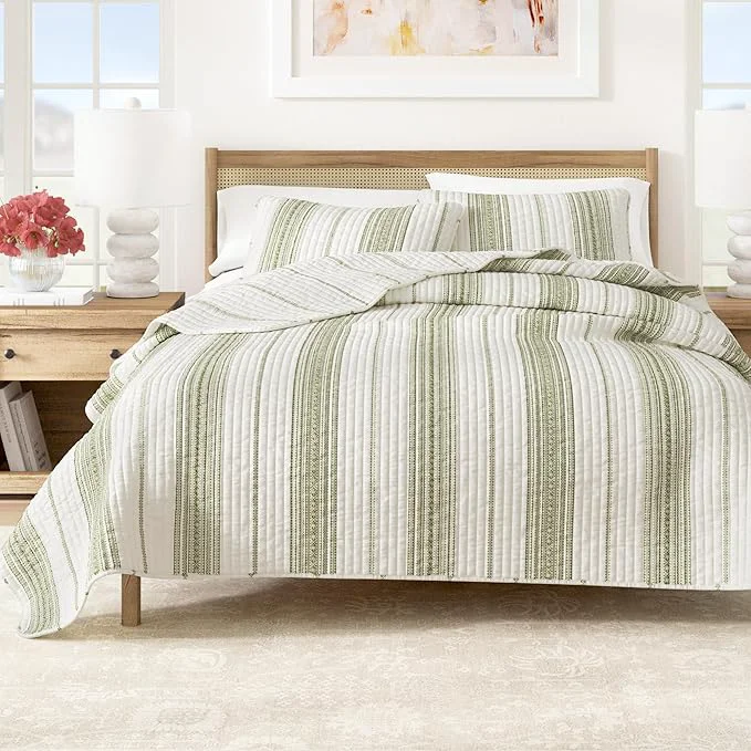 Exclusive Great Bay Home Striped Quilt Set – 2-Piece Twin Twin XL Size Farmhouse Bedding Set – Lightweight All-Season Reversible Bedspread White Green Casual