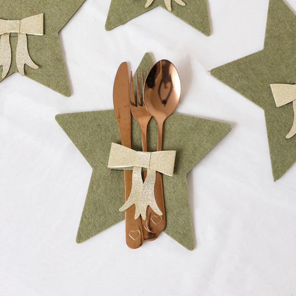 Secure Set Of 4 Green Star Shaped Felt Cutlery Holders with Champagne Gold Bow Advanced