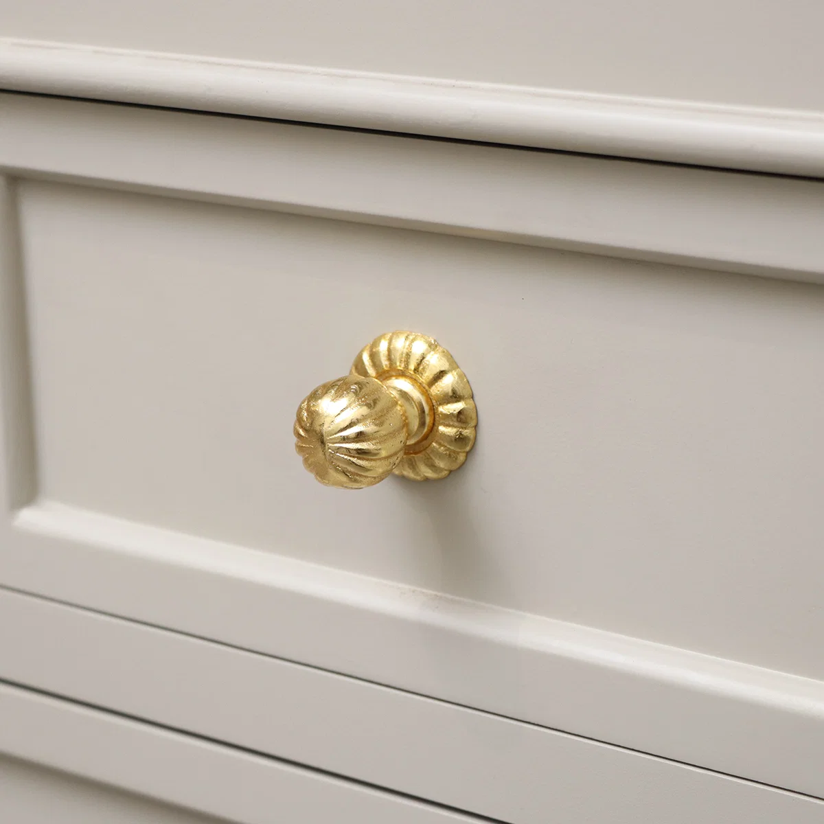 Genuine Shiny Gold Round Scalloped Drawer Knob With Scallop Detailed Base Environmentally Friendly