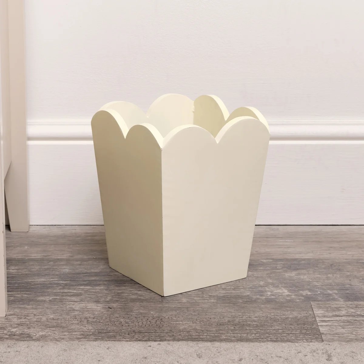Recyclable Cream Wooden Scalloped Edge Waste Paper Bin High-Quality