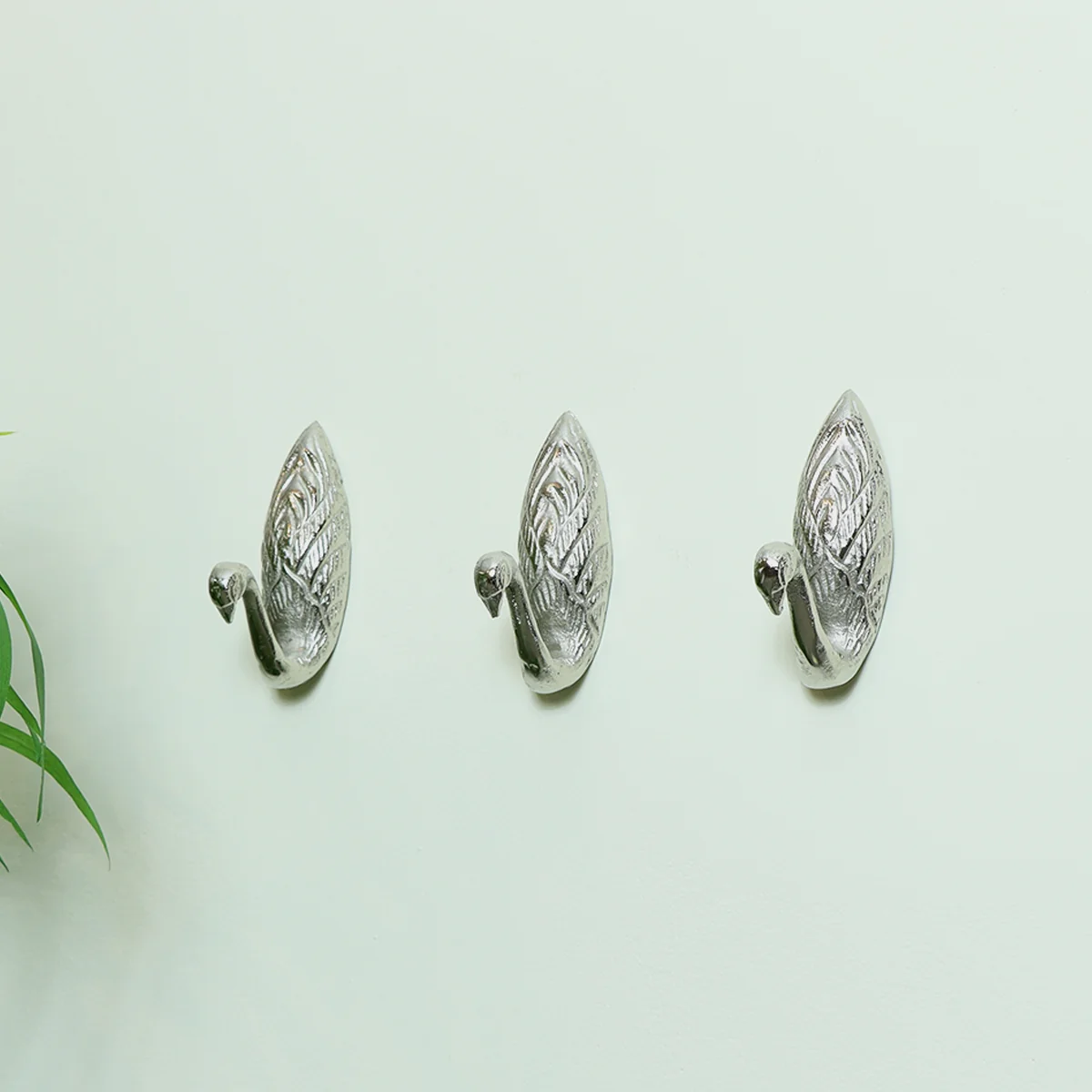 Versatile Set of 3 Silver Metal Swan Wall Hooks Fashionable