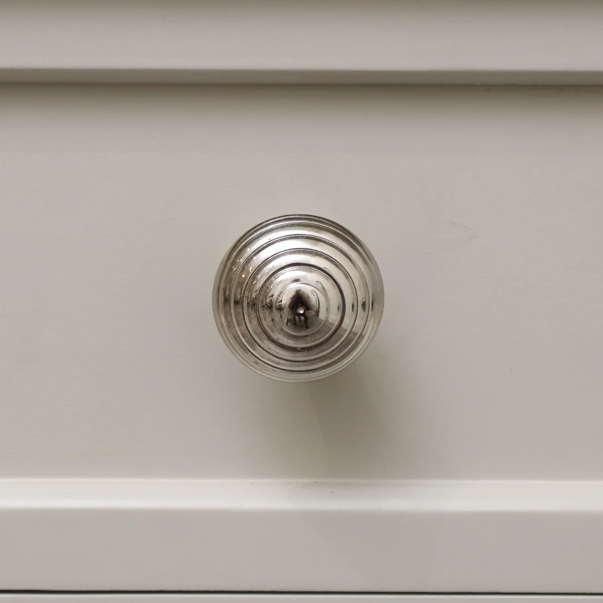 Flexible Round Shiny Silver Swirl Detailed Drawer Knob Classic