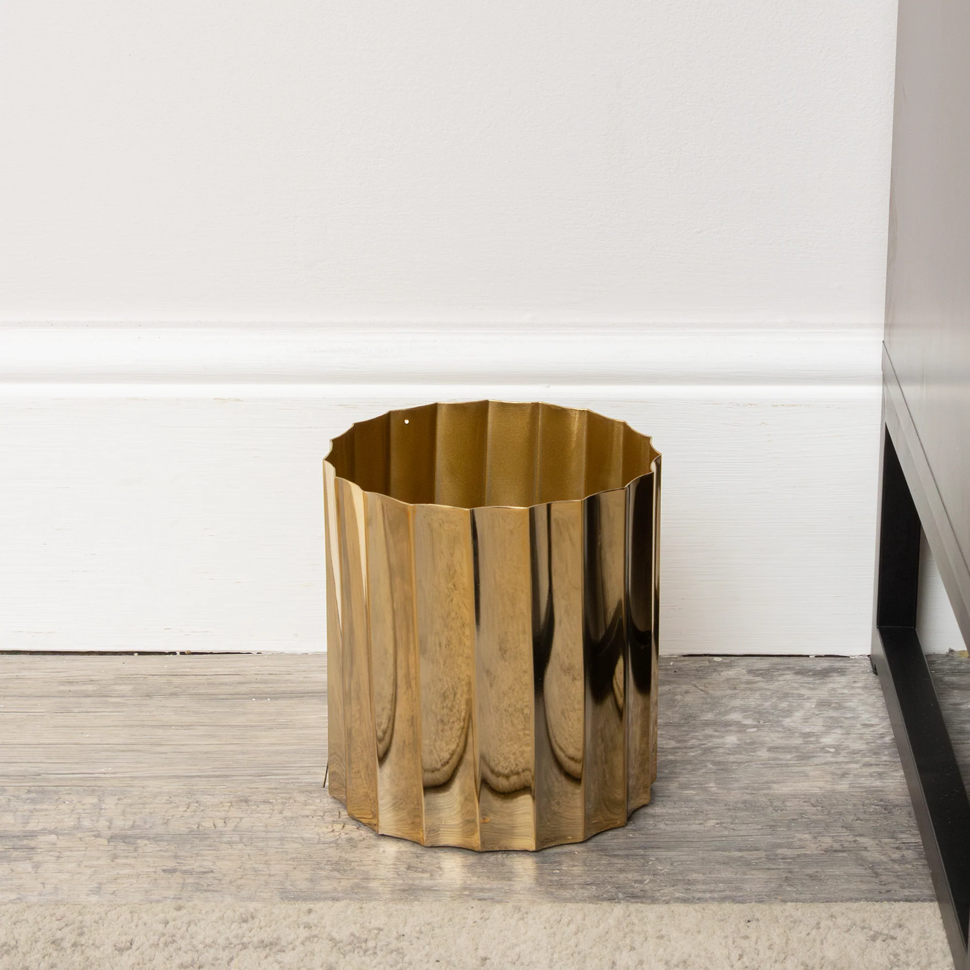 Premium Medium Shiny Gold Metal Fluted Planter Waste Bin – 16cm Quality