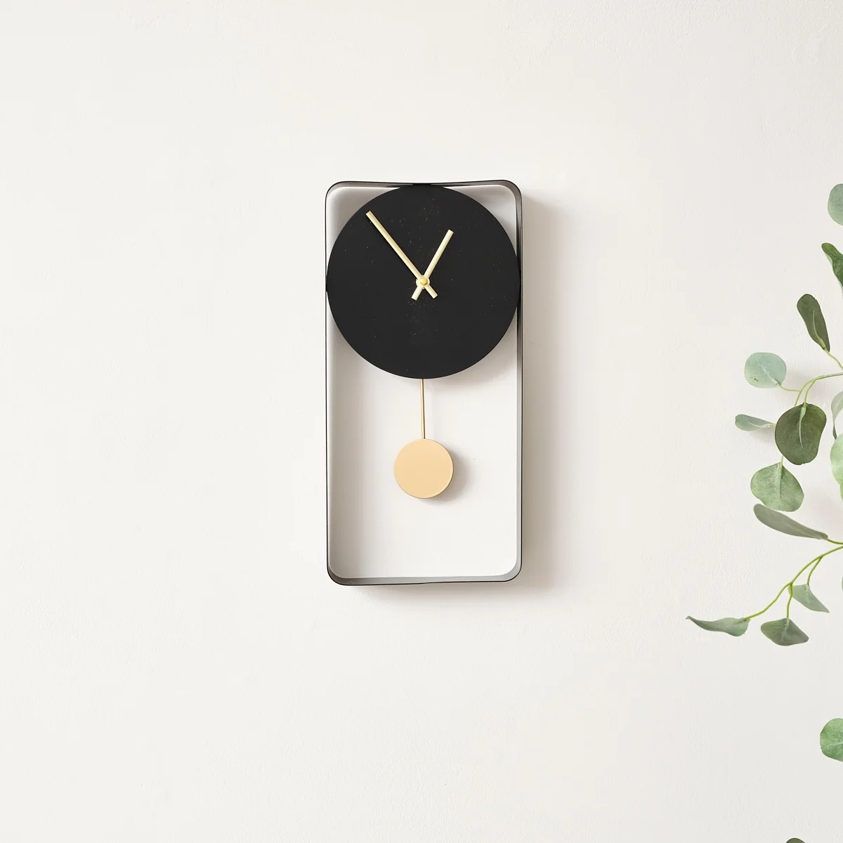 High-Quality Black Metal Pendulum Wall Clock 41cm Smart
