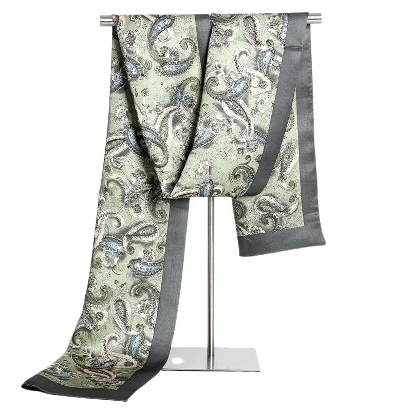 Authentic Pañuelo de seda con estampado paisley en forma de lágrima grande Verified